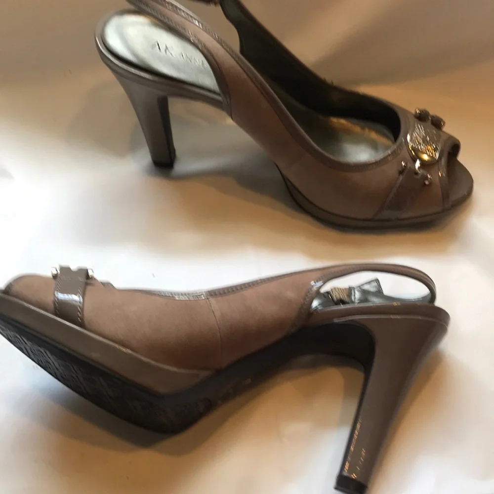 Anne Klein iFlex Taupe Peep-Toe platform Slingback Heels w:/AK sig Lion 8.5 NIB